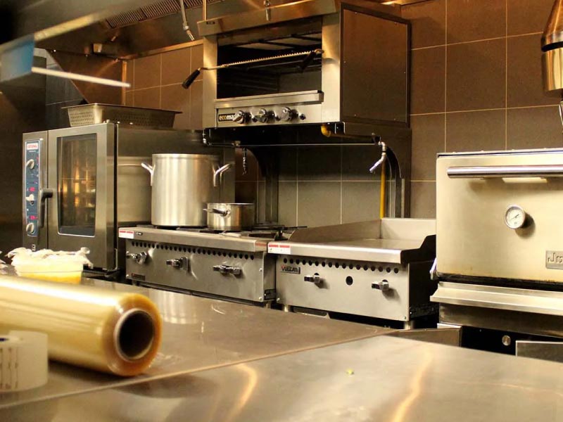 Mantenimiento y Reparación de equipos de cocina industrial. Imagen muestra una cocina industrial